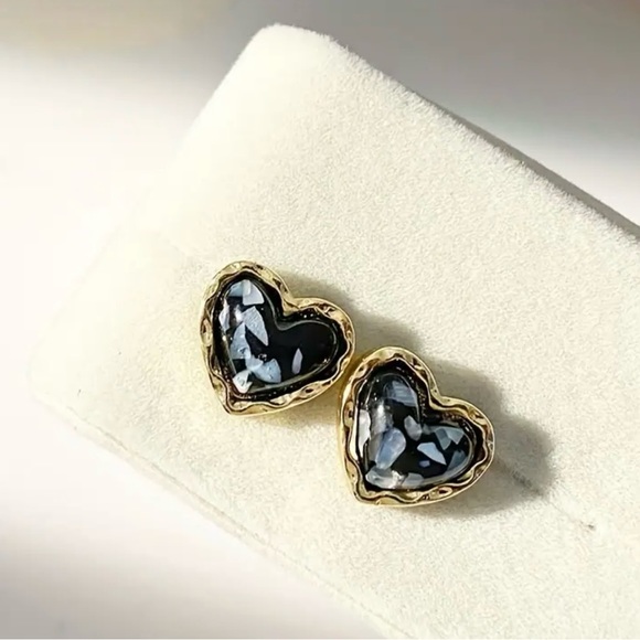 “Seashell Shards” Black Hearts Iridescent Shell Flake Chip Ocean Romance Studs - Picture 11 of 15